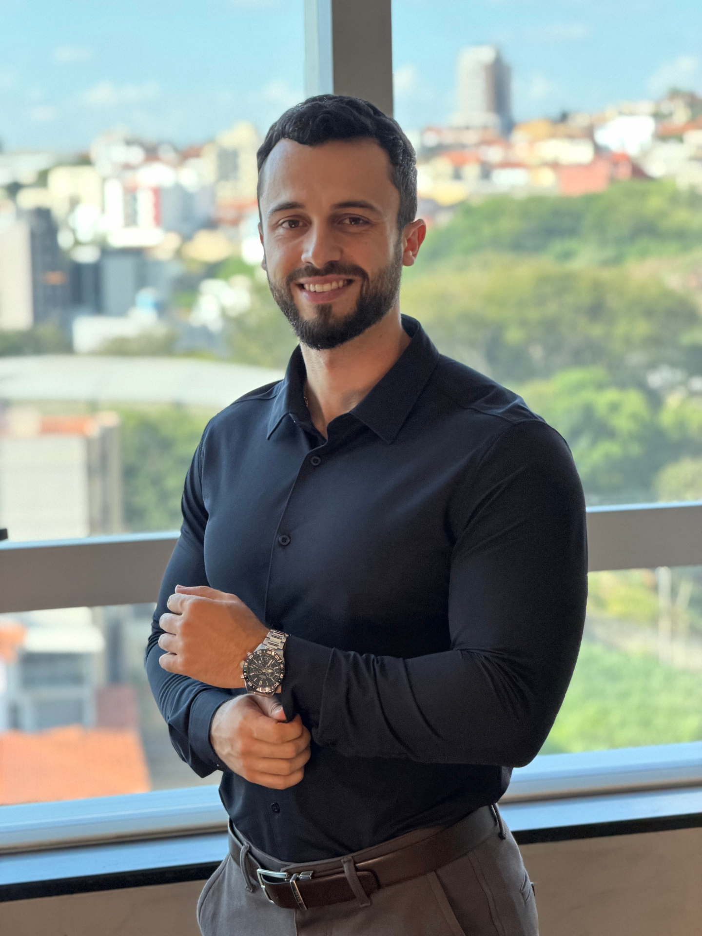 Gabriel Souza, nutricionista, com jaleco azul